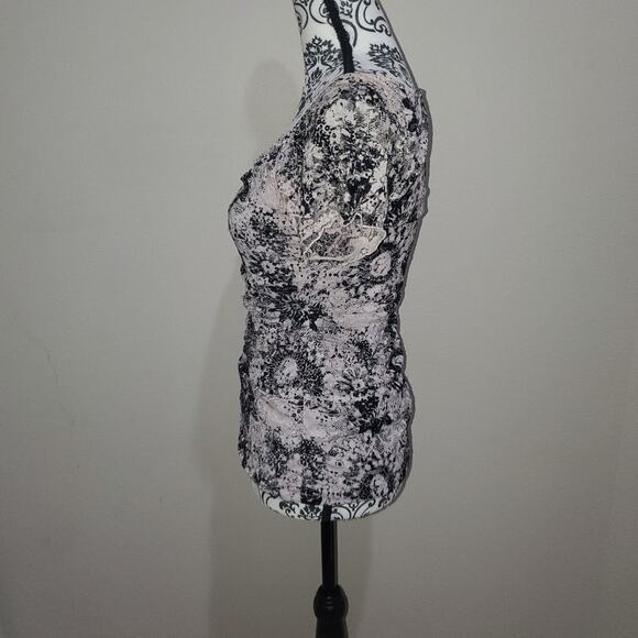 AB studio small white and black floral short sleeve blouse. - Picture 2 of 10